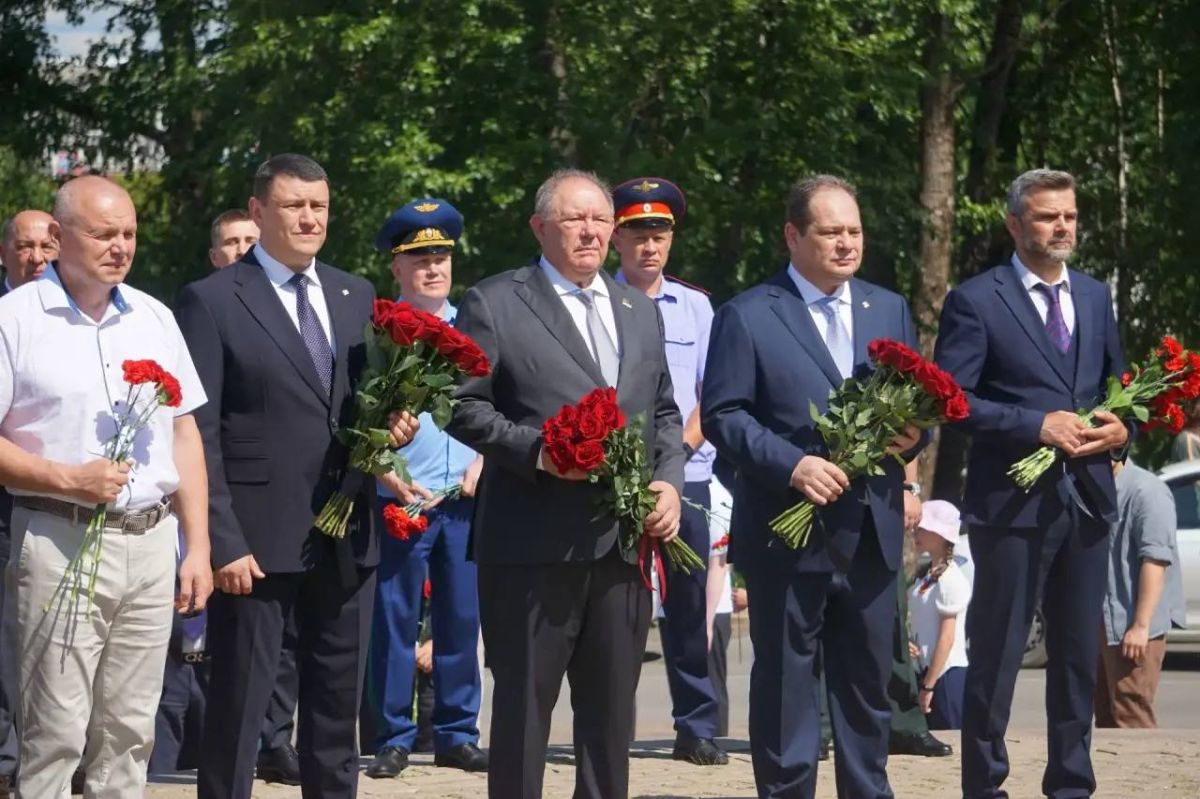 Максим Мартышин: На мемориальном комплексе «Вечная слава» и к памятнику воинам-интернационалистам «Скорбящий воин» торжественно возложили цветы Максим Мартышин: На мемориальном комплексе «Вечная слава» и к памятнику воинам-интернационалистам «Скорбящий воин» торжественно возложили цветы