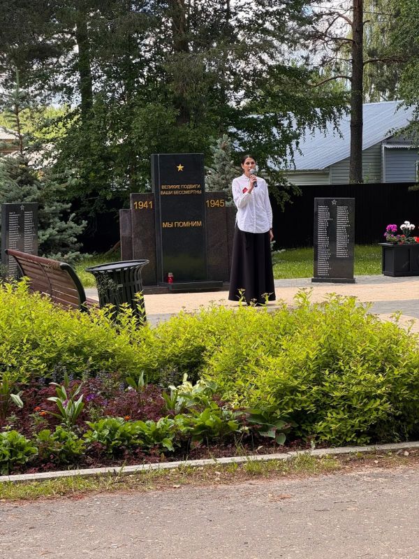 У мемориального комплекса «Имя твое бессмертно» в Верхней Максаковке прошло памятное мероприятие, посвященное Дню памяти и скорби У мемориального комплекса «Имя твое бессмертно» в Верхней Максаковке прошло памятное мероприятие, посвященное Дню памяти и скорби