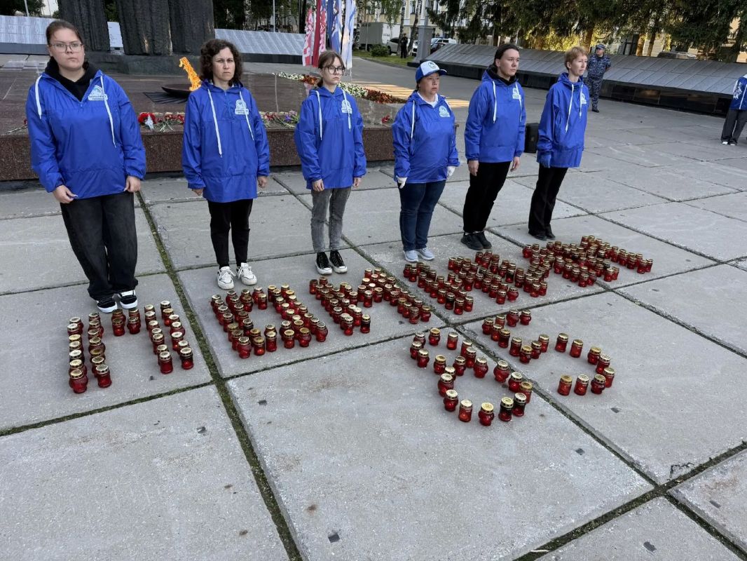 День памяти и скорби.. 22 июня — день, когда в 1941 году началась Великая Отечественная война. Сегодня в 4:00 утра в Сыктывкаре, у мемориального комплекса «Вечная слава», прошла Всероссийская акция «Свеча памяти» День памяти и скорби.. 22 июня — день, когда в 1941 году началась Великая Отечественная война. Сегодня в 4:00 утра в Сыктывкаре, у мемориального комплекса «Вечная слава», прошла Всероссийская акция «Свеча памяти»