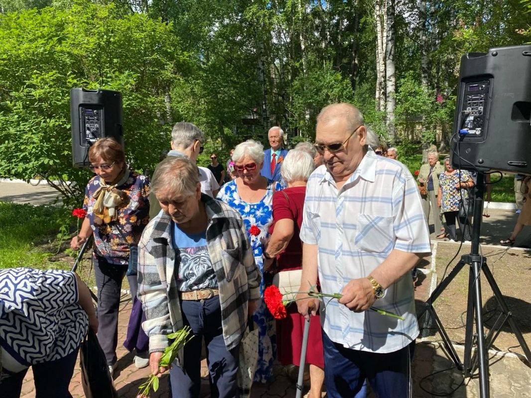 В 10:00 у памятного знака сыктывкарцам, ушедшим на фронт, в Кировском парке состоялась церемония возложения цветов В 10:00 у памятного знака сыктывкарцам, ушедшим на фронт, в Кировском парке состоялась церемония возложения цветов