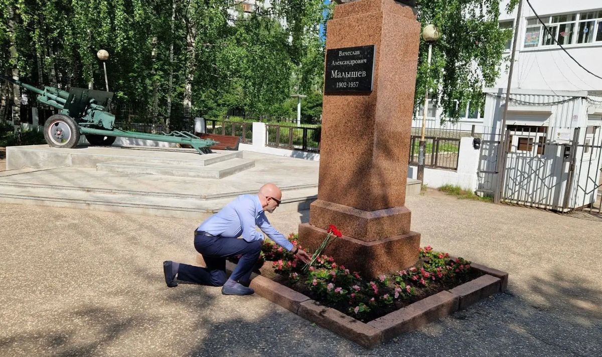 Команда администрации Сыктывкара сегодня в течение дня по традиции посетила 11 памятных мест и знаков в столице Коми Команда администрации Сыктывкара сегодня в течение дня по традиции посетила 11 памятных мест и знаков в столице Коми
