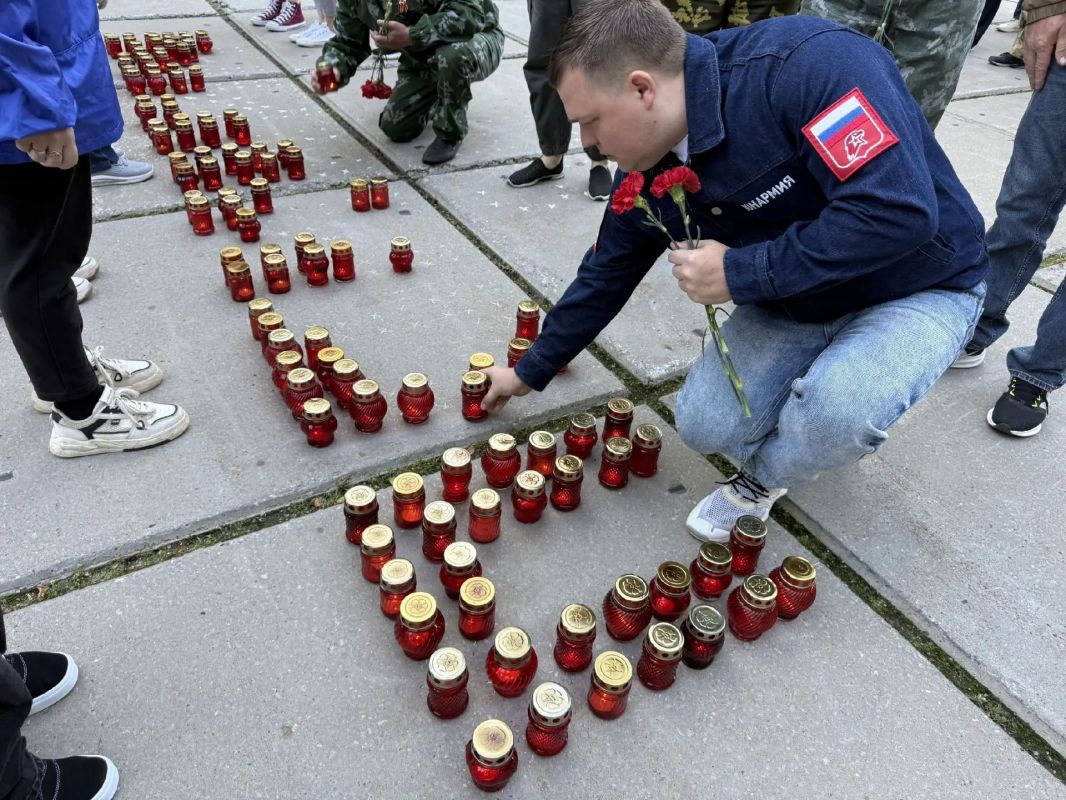 День памяти и скорби.. 22 июня — день, когда в 1941 году началась Великая Отечественная война. Сегодня в 4:00 утра в Сыктывкаре, у мемориального комплекса «Вечная слава», прошла Всероссийская акция «Свеча памяти» День памяти и скорби.. 22 июня — день, когда в 1941 году началась Великая Отечественная война. Сегодня в 4:00 утра в Сыктывкаре, у мемориального комплекса «Вечная слава», прошла Всероссийская акция «Свеча памяти»
