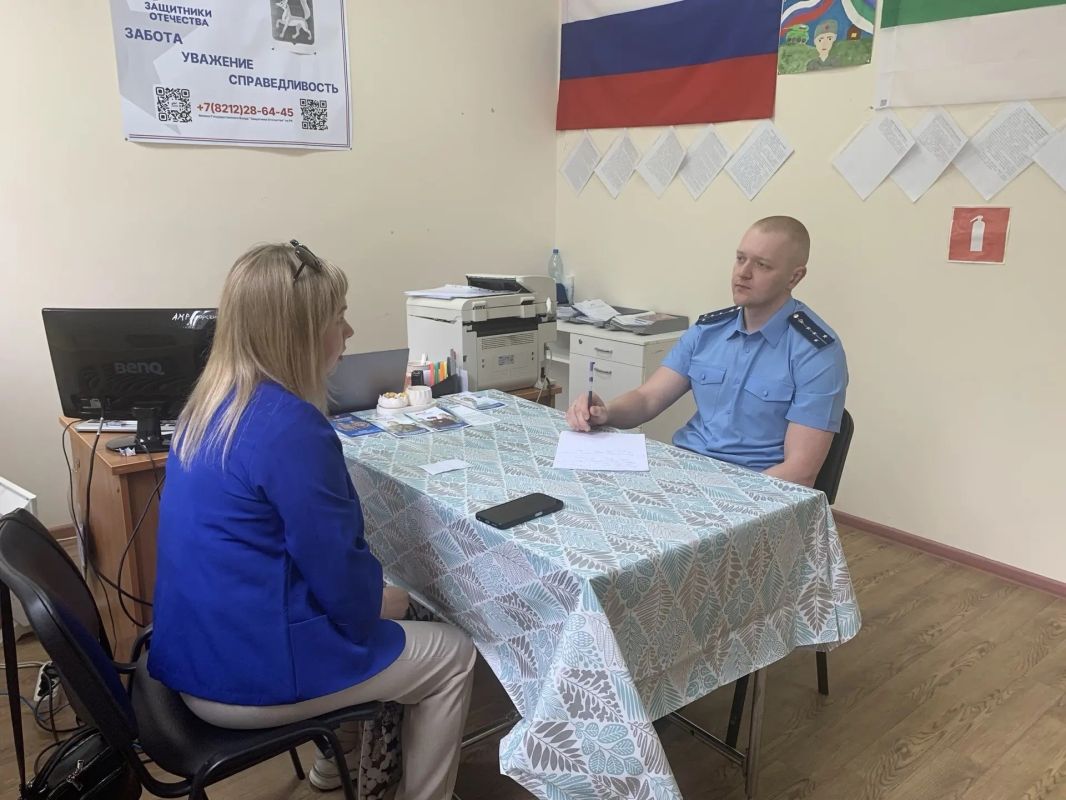 Заместитель прокурора Прилузского района Игорь Дурнев совместно с социальным координатором фонда «Защитники Отечества» провёл выездной личный приём матери участника специальной военной операции, который числится без вести... Заместитель прокурора Прилузского района Игорь Дурнев совместно с социальным координатором фонда «Защитники Отечества» провёл выездной личный приём матери участника специальной военной операции, который числится без вести...