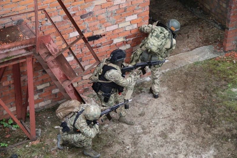 Сотрудники ОМОН «Зырянин» совершенствовали профессиональные навыки в ходе полевых занятий