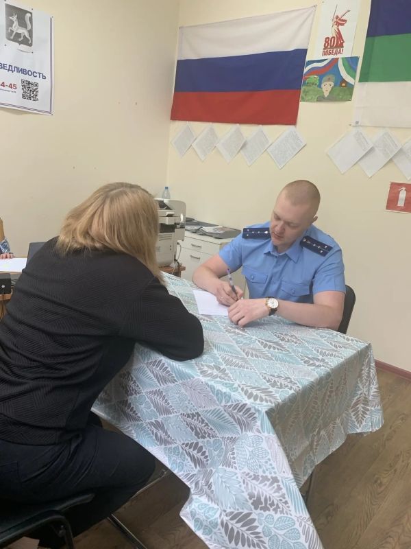 Заместитель прокурора Прилузского района Игорь Дурнев совместно с социальным координатором фонда «Защитники Отечества» провёл выездной личный приём матери участника специальной военной операции, который числится без вести... Заместитель прокурора Прилузского района Игорь Дурнев совместно с социальным координатором фонда «Защитники Отечества» провёл выездной личный приём матери участника специальной военной операции, который числится без вести...