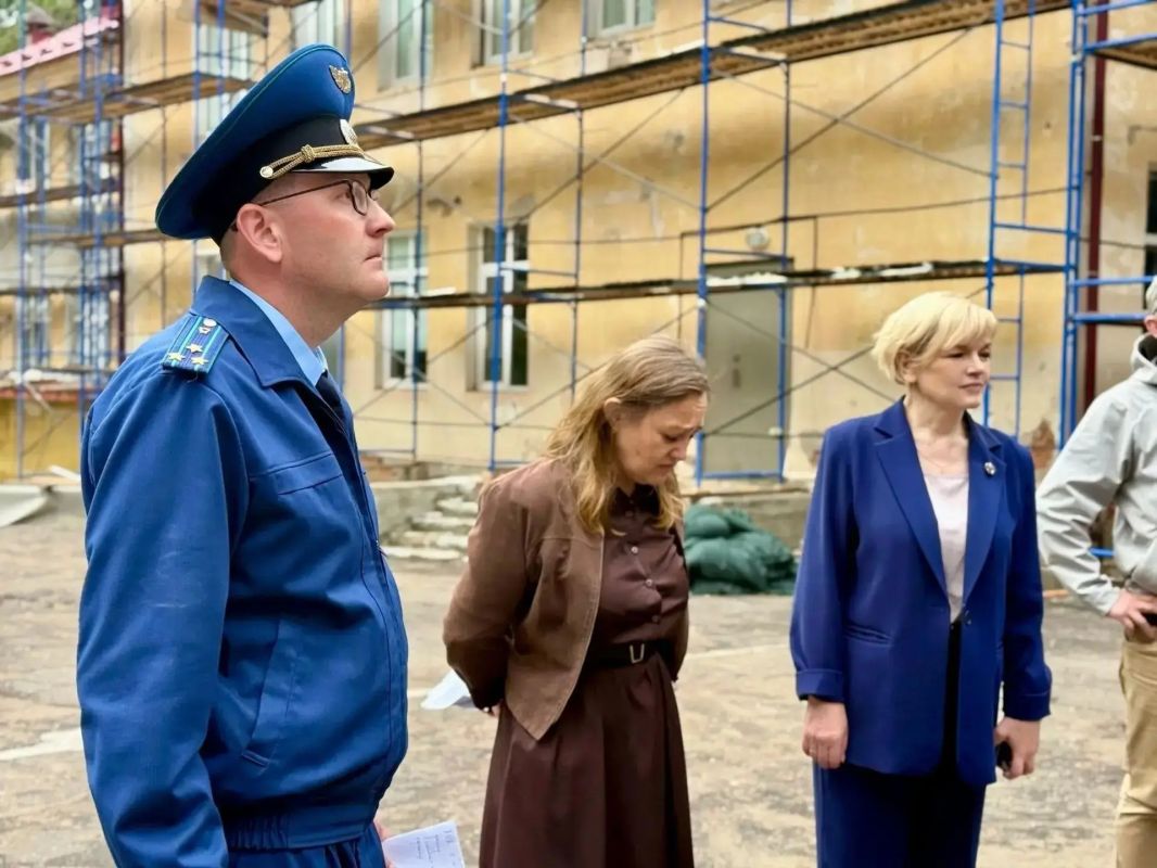 ПРОКУРОР СЫКТЫВКАРА ПРОВЕРИЛ СОБЛЮДЕНИЕ ЗАКОНОДАТЕЛЬСТВА ПРИ ПРОВЕДЕНИИ РЕМОНТНЫХ РАБОТ В ДВУХ УЧЕБНЫХ ЗАВЕДЕНИЯХ