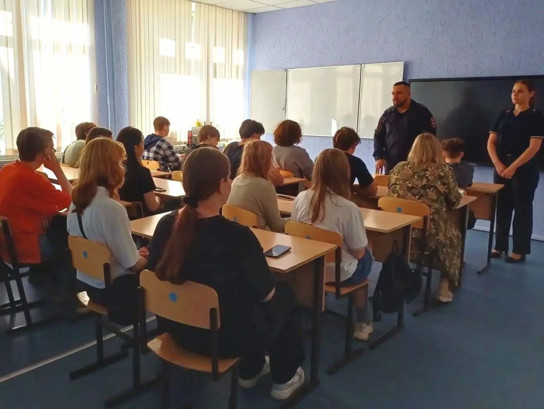 В рамках общероссийской акции «Время НЕзависимых» сотрудники ОМВД России «Воркутинский» встретились с участниками трудовой бригады средней общеобразовательной школы № 35 имени В. А. Бугаева В рамках общероссийской акции «Время НЕзависимых» сотрудники ОМВД России «Воркутинский» встретились с участниками трудовой бригады средней общеобразовательной школы № 35 имени В. А. Бугаева