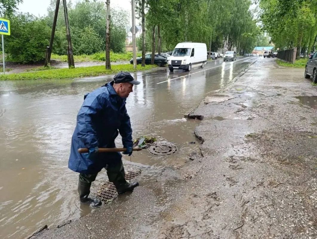 Максим Мартышин: Друзья, из-за проливного дождя наши городские службы работают в усиленном режиме Максим Мартышин: Друзья, из-за проливного дождя наши городские службы работают в усиленном режиме