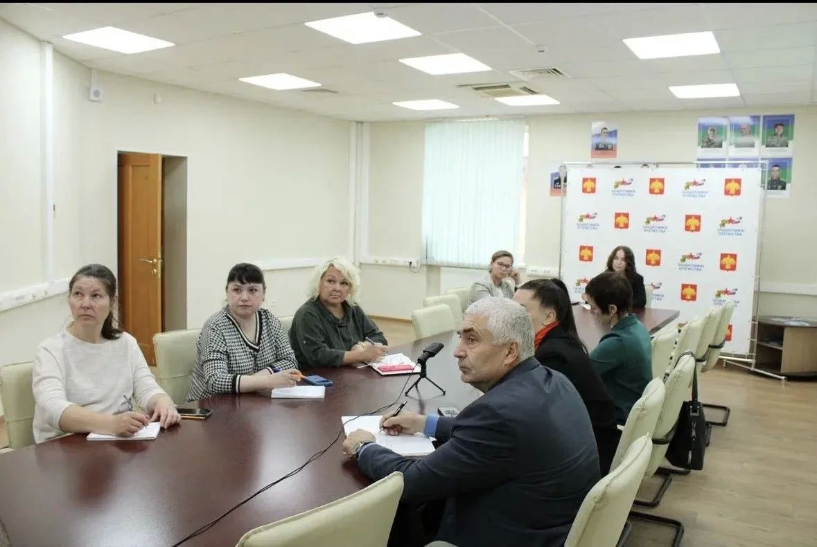 Сегодня на базе филиала Государственного фонда поддержки участников специальной военной операции «Защитники Отечества» по Республике Коми заместителем руководителя администрации Сыктывкара Кристиной Ващенковой совместно с... Сегодня на базе филиала Государственного фонда поддержки участников специальной военной операции «Защитники Отечества» по Республике Коми заместителем руководителя администрации Сыктывкара Кристиной Ващенковой совместно с...