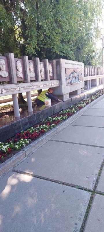Коммунальные службы и управляющие компании продолжают планомерно отрабатывать свои задачи, чтобы городская среда оставалась комфортной для всех нас Коммунальные службы и управляющие компании продолжают планомерно отрабатывать свои задачи, чтобы городская среда оставалась комфортной для всех нас