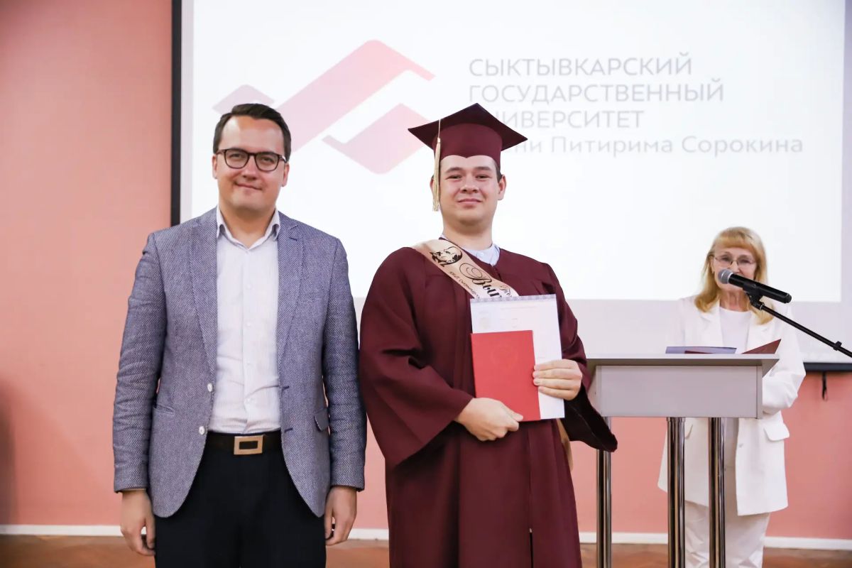 Зампредседателя Правительства Коми Сергей Емельянов и Наталья Якимова поздравили и вручили дипломы выпускникам СГУ им. Питирима Сорокина Зампредседателя Правительства Коми Сергей Емельянов и Наталья Якимова поздравили и вручили дипломы выпускникам СГУ им. Питирима Сорокина