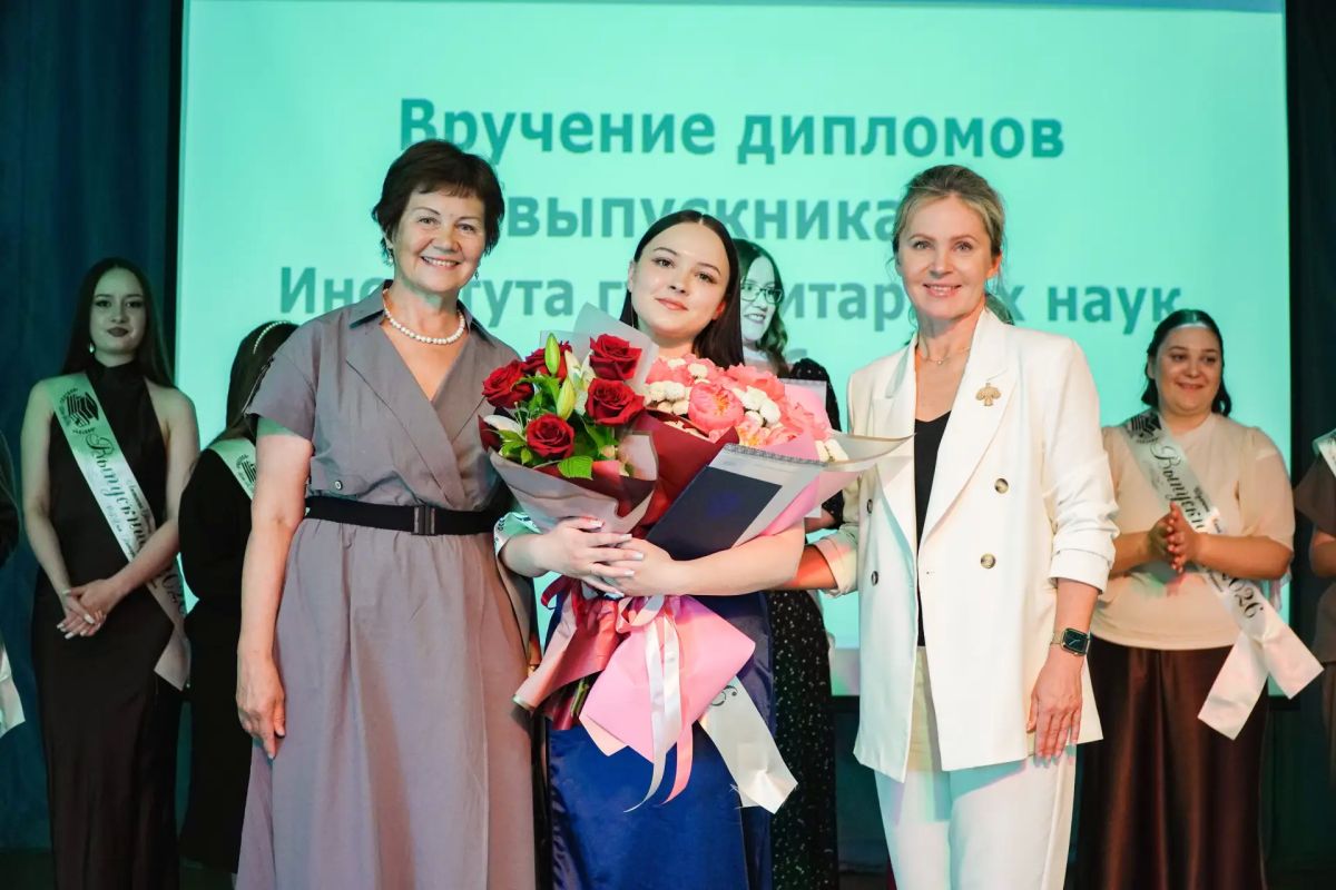 Зампредседателя Правительства Коми Сергей Емельянов и Наталья Якимова поздравили и вручили дипломы выпускникам СГУ им. Питирима Сорокина Зампредседателя Правительства Коми Сергей Емельянов и Наталья Якимова поздравили и вручили дипломы выпускникам СГУ им. Питирима Сорокина