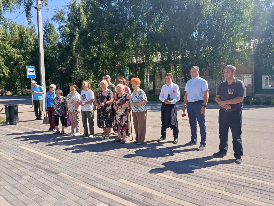 В Краснозатонском состоялось возложение цветов , посвященное Дню памяти ветеранов боевых действий В Краснозатонском состоялось возложение цветов , посвященное Дню памяти ветеранов боевых действий