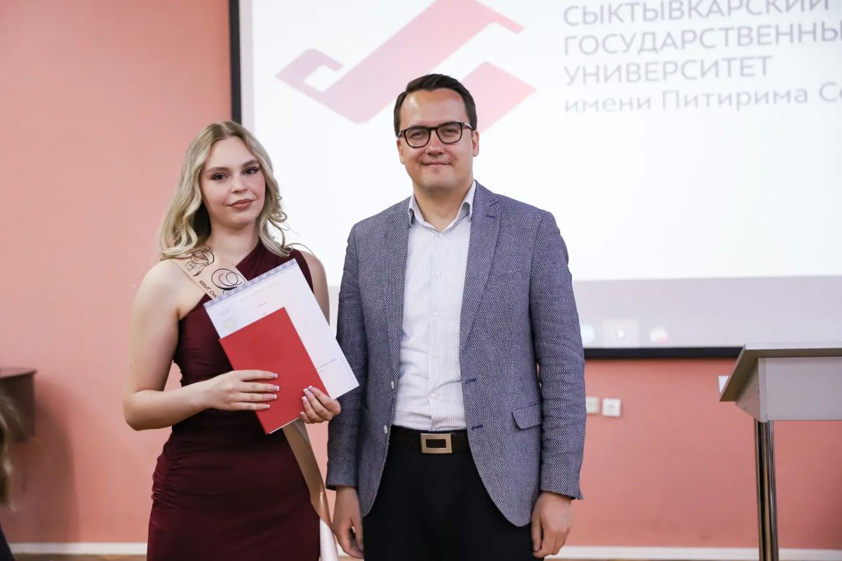 Зампредседателя Правительства Коми Сергей Емельянов и Наталья Якимова поздравили и вручили дипломы выпускникам СГУ им. Питирима Сорокина Зампредседателя Правительства Коми Сергей Емельянов и Наталья Якимова поздравили и вручили дипломы выпускникам СГУ им. Питирима Сорокина