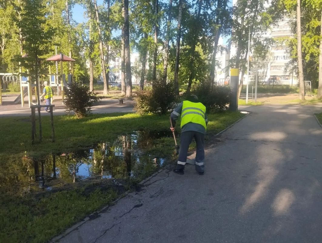 Коммунальные службы и управляющие компании продолжают планомерно отрабатывать свои задачи, чтобы городская среда оставалась комфортной для всех нас Коммунальные службы и управляющие компании продолжают планомерно отрабатывать свои задачи, чтобы городская среда оставалась комфортной для всех нас