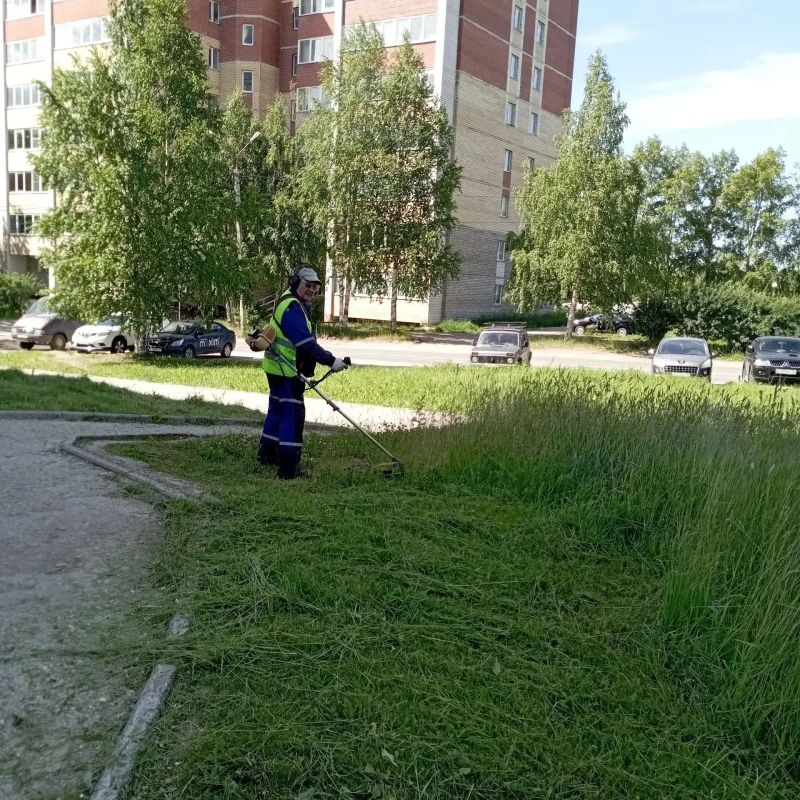 Коммунальные службы и управляющие компании продолжают планомерно отрабатывать свои задачи, чтобы городская среда оставалась комфортной для всех нас Коммунальные службы и управляющие компании продолжают планомерно отрабатывать свои задачи, чтобы городская среда оставалась комфортной для всех нас