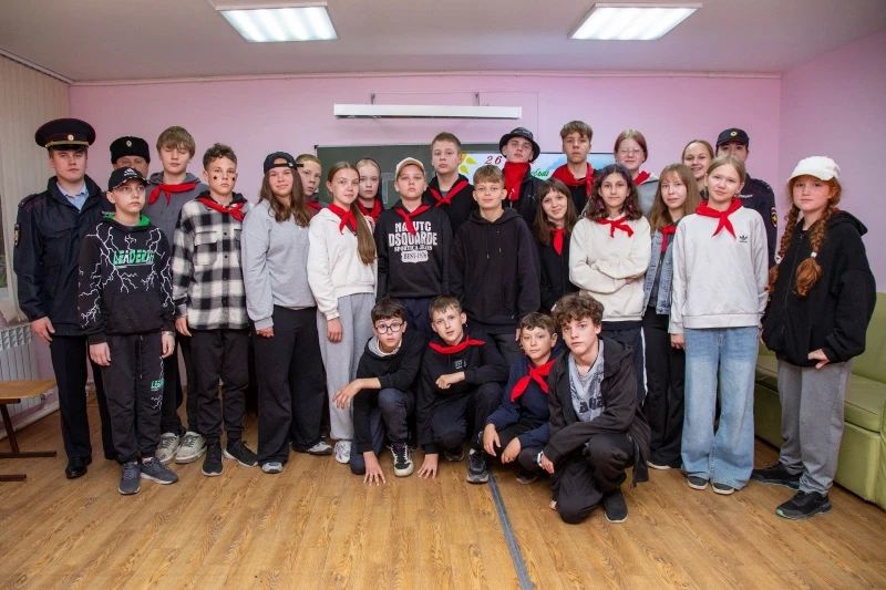 В рамках акции «Время НЕзависимых» полицейские и активисты провели профилактическое мероприятие для детей в центре «Гренада» В рамках акции «Время НЕзависимых» полицейские и активисты провели профилактическое мероприятие для детей в центре «Гренада»