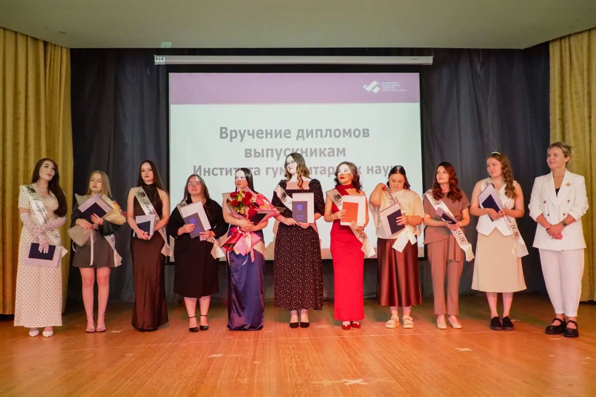 Зампредседателя Правительства Коми Сергей Емельянов и Наталья Якимова поздравили и вручили дипломы выпускникам СГУ им. Питирима Сорокина Зампредседателя Правительства Коми Сергей Емельянов и Наталья Якимова поздравили и вручили дипломы выпускникам СГУ им. Питирима Сорокина