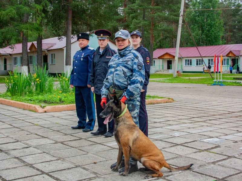 В рамках акции «Время НЕзависимых» полицейские и активисты провели профилактическое мероприятие для детей в центре «Гренада» В рамках акции «Время НЕзависимых» полицейские и активисты провели профилактическое мероприятие для детей в центре «Гренада»