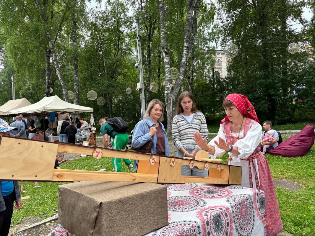 Сегодня в парке Кирова до 18:00 работает игровая локация «Вай ворсам» (Давай поиграем) - место для детей и взрослых, где скучно не будет! Сегодня в парке Кирова до 18:00 работает игровая локация «Вай ворсам» (Давай поиграем) - место для детей и взрослых, где скучно не будет!