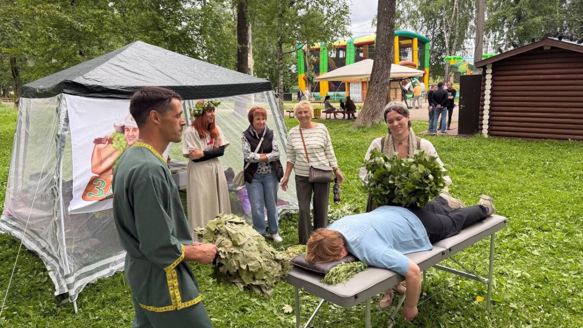Максим Мартышин: Прямо сейчас в Кировском парке - настоящий праздник души и тела! IV фестиваль банной культуры «Пывсян лун» идёт полным ходом: сцена гудит, на «Месте силы» парят пихтовыми вениками, а воздух пропитан ароматом... Максим Мартышин: Прямо сейчас в Кировском парке - настоящий праздник души и тела! IV фестиваль банной культуры «Пывсян лун» идёт полным ходом: сцена гудит, на «Месте силы» парят пихтовыми вениками, а воздух пропитан ароматом...