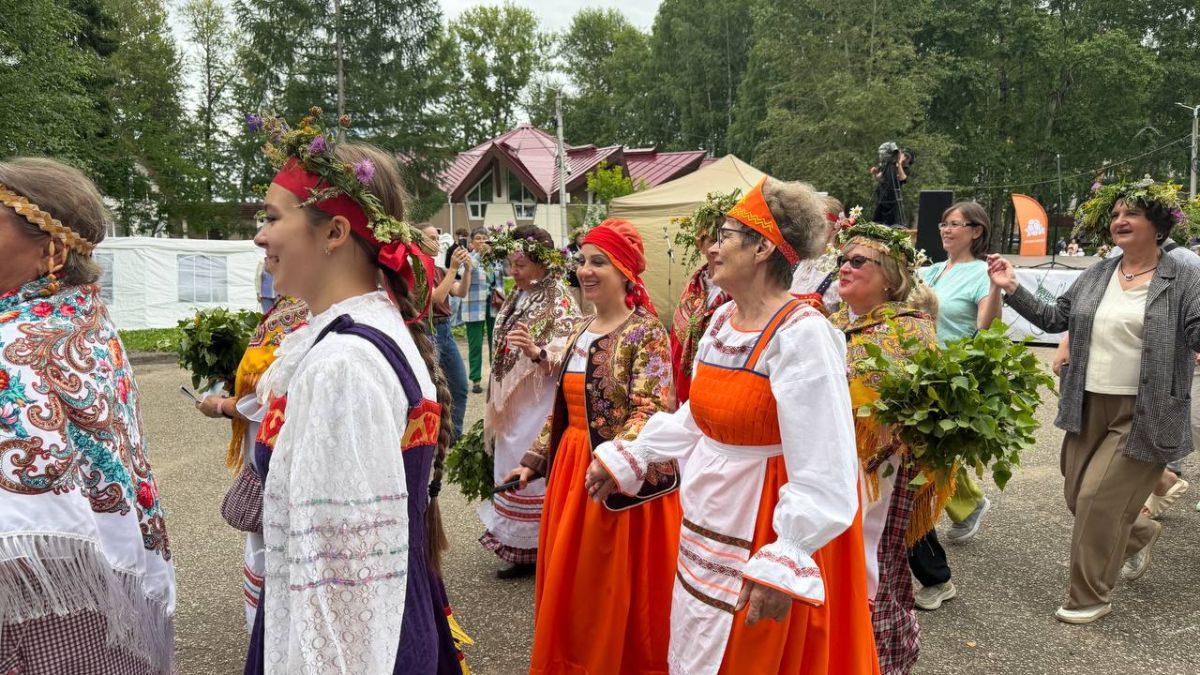 Максим Мартышин: Прямо сейчас в Кировском парке - настоящий праздник души и тела! IV фестиваль банной культуры «Пывсян лун» идёт полным ходом: сцена гудит, на «Месте силы» парят пихтовыми вениками, а воздух пропитан ароматом... Максим Мартышин: Прямо сейчас в Кировском парке - настоящий праздник души и тела! IV фестиваль банной культуры «Пывсян лун» идёт полным ходом: сцена гудит, на «Месте силы» парят пихтовыми вениками, а воздух пропитан ароматом...