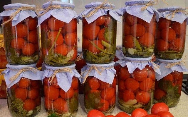 Как законсервировать вкусные маринованные помидоры на зиму