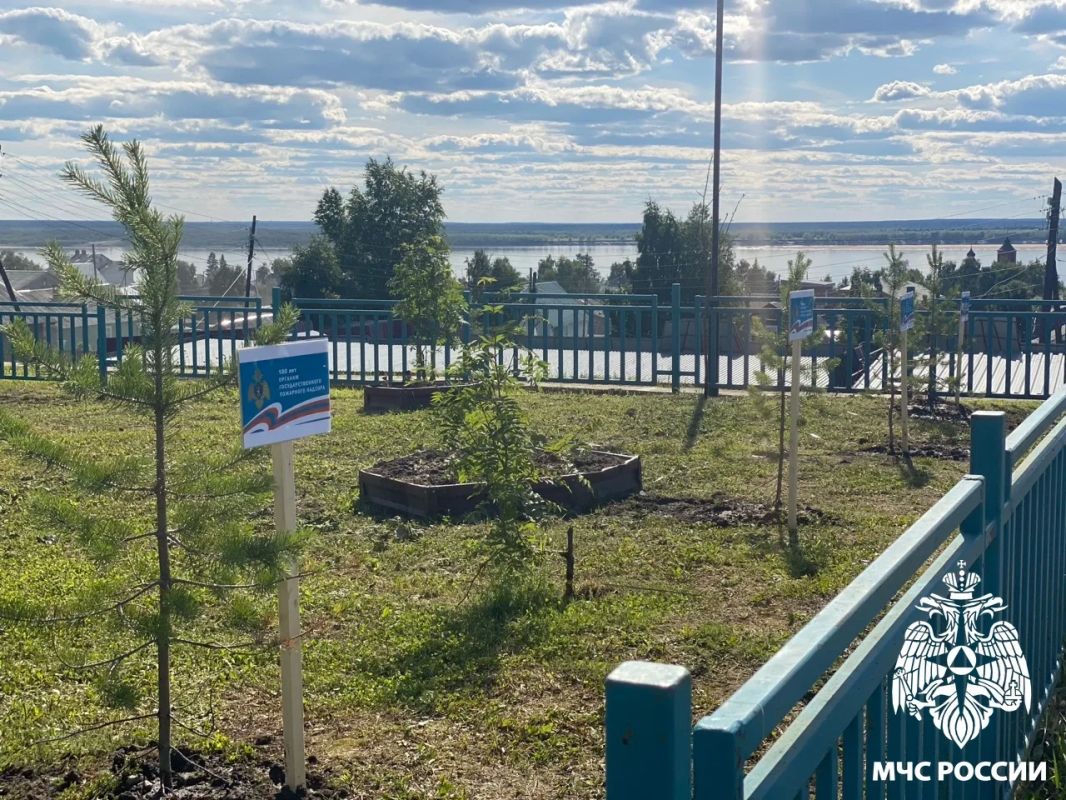 Особый подарок селу. Сотрудники пожарного надзора Усть-Цилемского района не только стоят на страже безопасности, но и делают родное село красивее и уютнее Особый подарок селу. Сотрудники пожарного надзора Усть-Цилемского района не только стоят на страже безопасности, но и делают родное село красивее и уютнее
