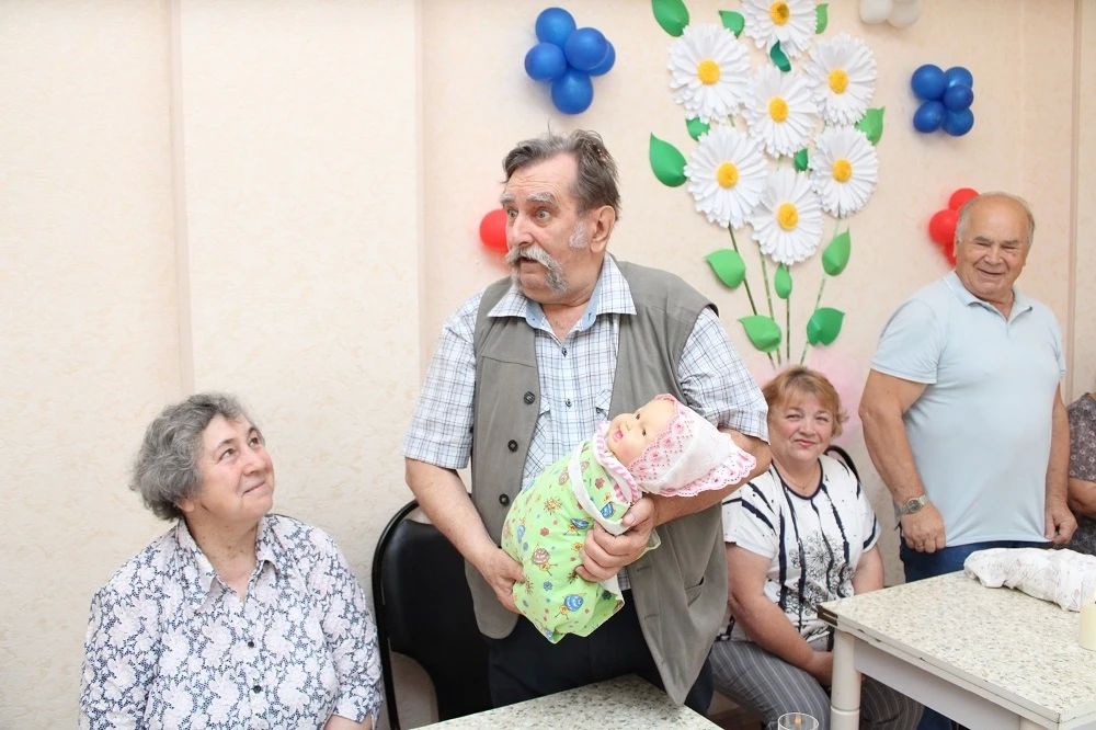 В День семьи, любви и верности в ухтинском загсе супружеским парам вручили медали «За любовь и верность» В День семьи, любви и верности в ухтинском загсе супружеским парам вручили медали «За любовь и верность»