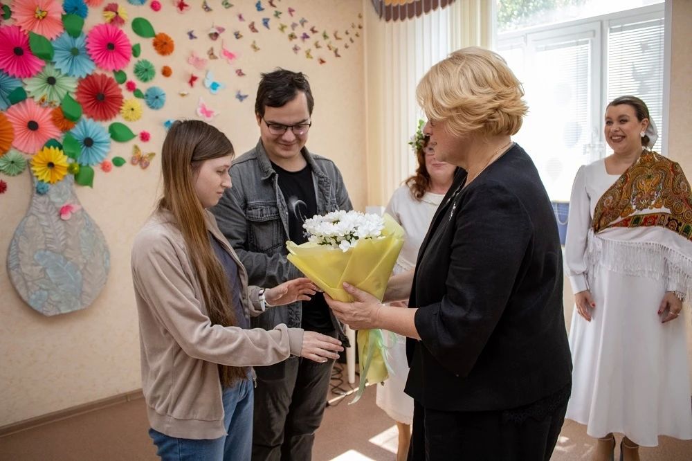В День семьи, любви и верности в ухтинском загсе супружеским парам вручили медали «За любовь и верность» В День семьи, любви и верности в ухтинском загсе супружеским парам вручили медали «За любовь и верность»