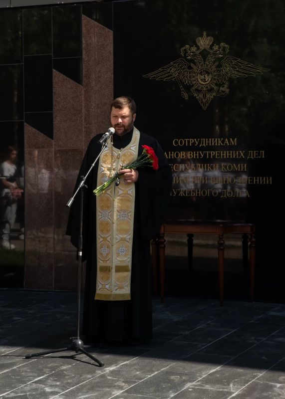 В Ухте состоялось открытие мемориального комплекса в память о погибших сотрудниках органов внутренних дел В Ухте состоялось открытие мемориального комплекса в память о погибших сотрудниках органов внутренних дел