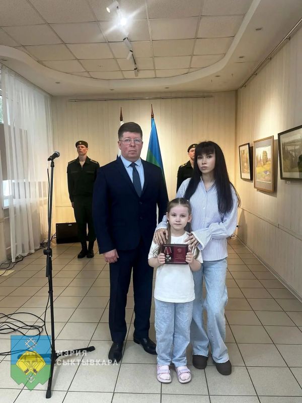 В Сыктывкаре прошла церемония передачи государственных наград семьям героев, погибших в ходе специальной военной операции В Сыктывкаре прошла церемония передачи государственных наград семьям героев, погибших в ходе специальной военной операции