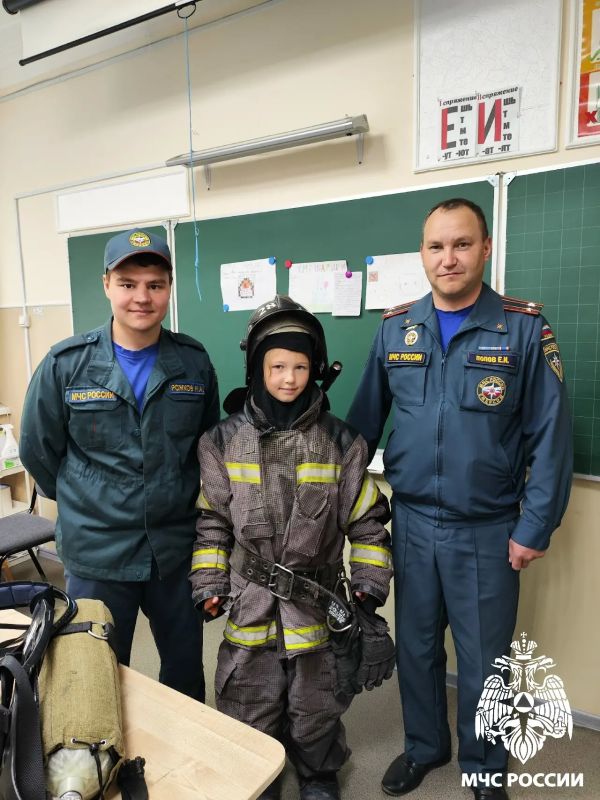 В гости к детям. Сотрудники государственного пожарного надзора Сосногорска провели учебную тренировку по эвакуации и побеседовали с детьми, посещающими детский оздоровительный лагерь на базе Гимназии при Главе муниципального... В гости к детям. Сотрудники государственного пожарного надзора Сосногорска провели учебную тренировку по эвакуации и побеседовали с детьми, посещающими детский оздоровительный лагерь на базе Гимназии при Главе муниципального...