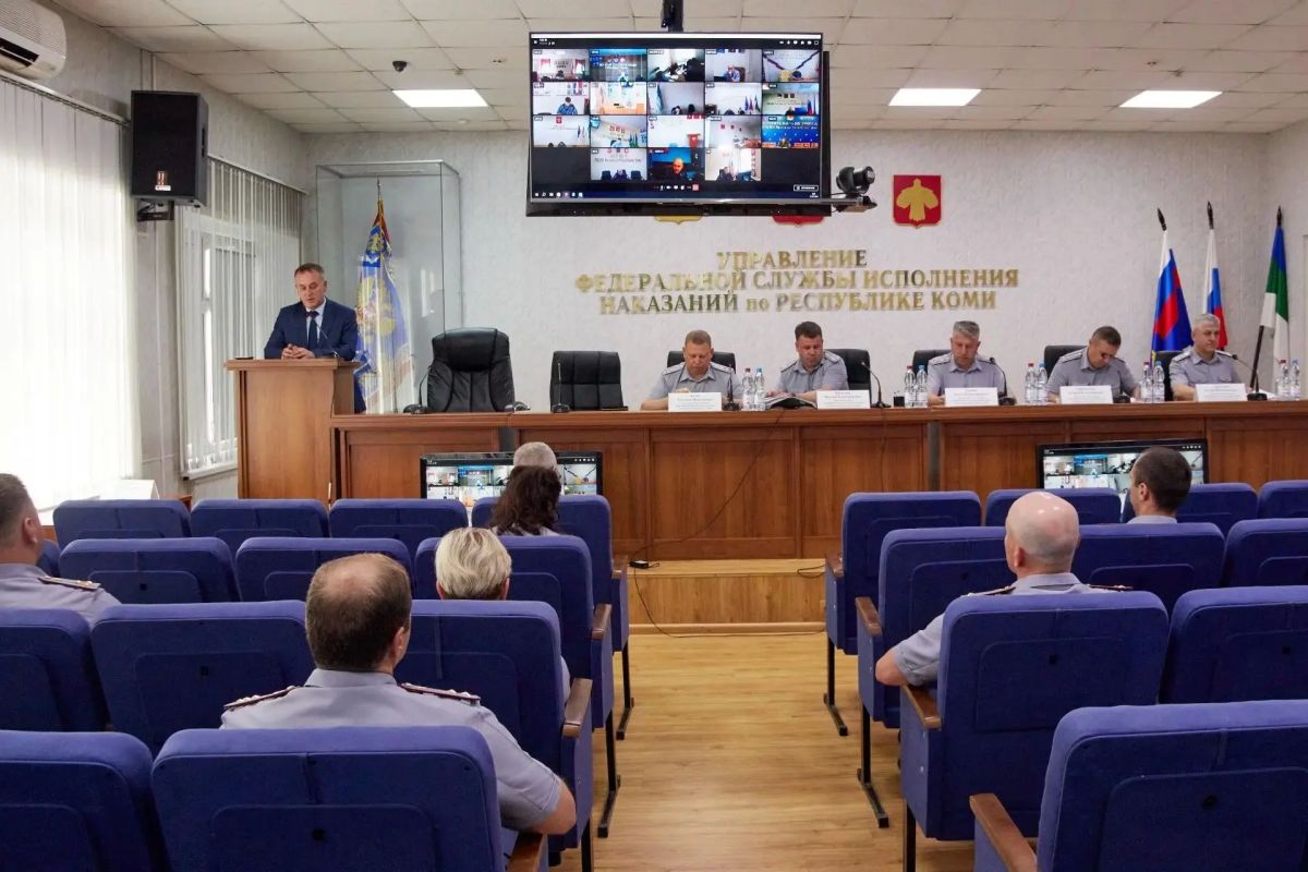 Председатель Избирательной комиссии Республики Коми Дмитрий Митюшев и руководитель аппарата избиркома Наталия Макарова провели просветительскую беседу с личным составом УФСИН по Республике Коми Председатель Избирательной комиссии Республики Коми Дмитрий Митюшев и руководитель аппарата избиркома Наталия Макарова провели просветительскую беседу с личным составом УФСИН по Республике Коми