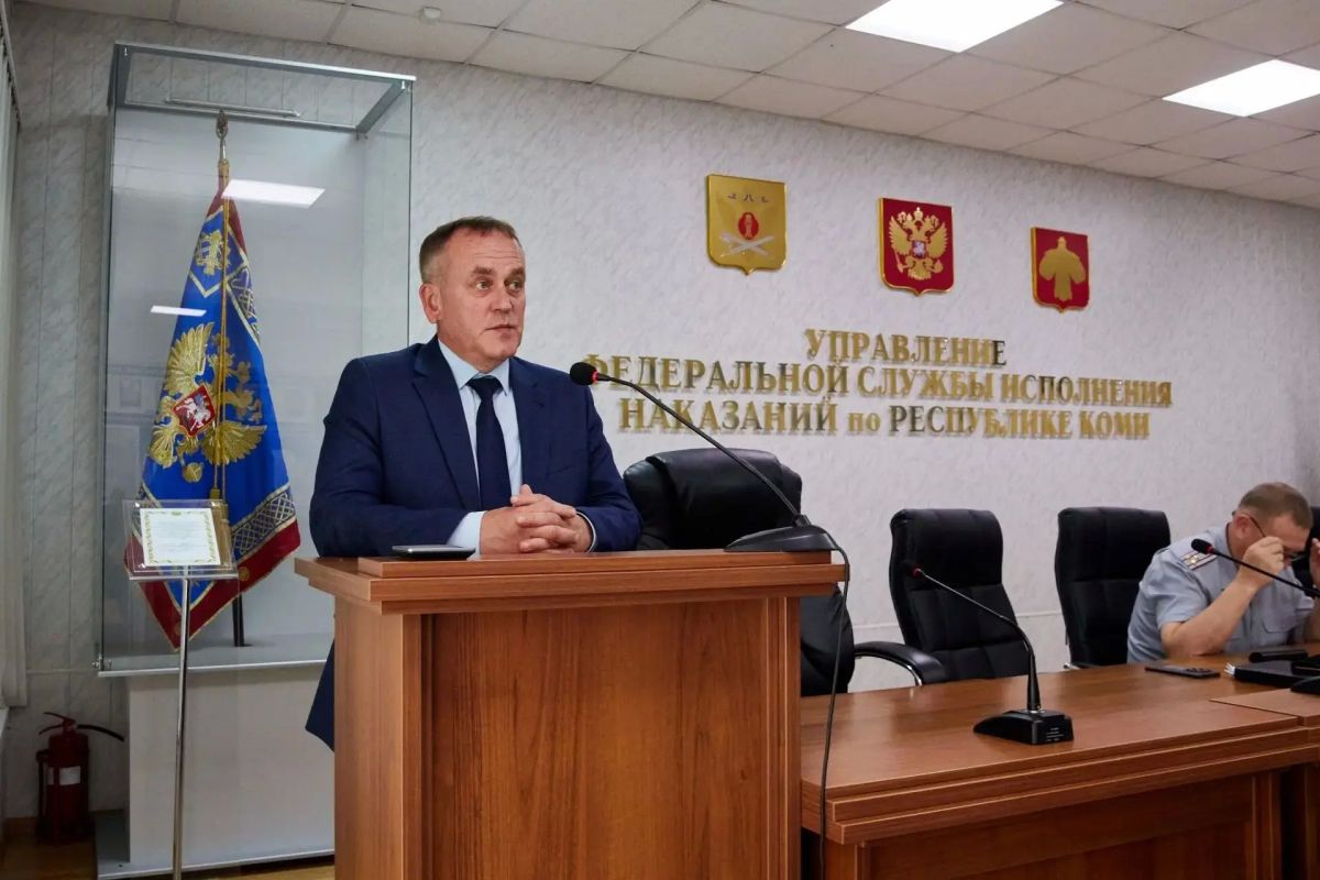 Председатель Избирательной комиссии Республики Коми Дмитрий Митюшев и руководитель аппарата избиркома Наталия Макарова провели просветительскую беседу с личным составом УФСИН по Республике Коми Председатель Избирательной комиссии Республики Коми Дмитрий Митюшев и руководитель аппарата избиркома Наталия Макарова провели просветительскую беседу с личным составом УФСИН по Республике Коми