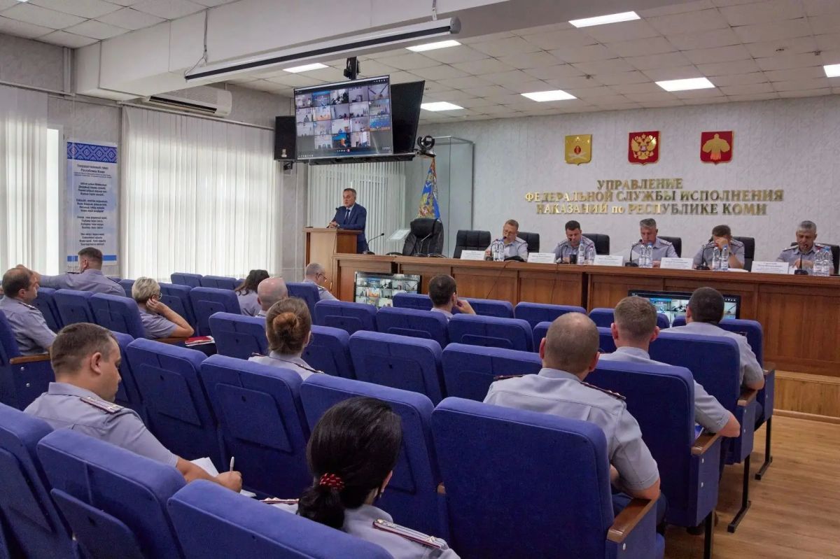 Председатель Избирательной комиссии Республики Коми Дмитрий Митюшев и руководитель аппарата избиркома Наталия Макарова провели просветительскую беседу с личным составом УФСИН по Республике Коми Председатель Избирательной комиссии Республики Коми Дмитрий Митюшев и руководитель аппарата избиркома Наталия Макарова провели просветительскую беседу с личным составом УФСИН по Республике Коми