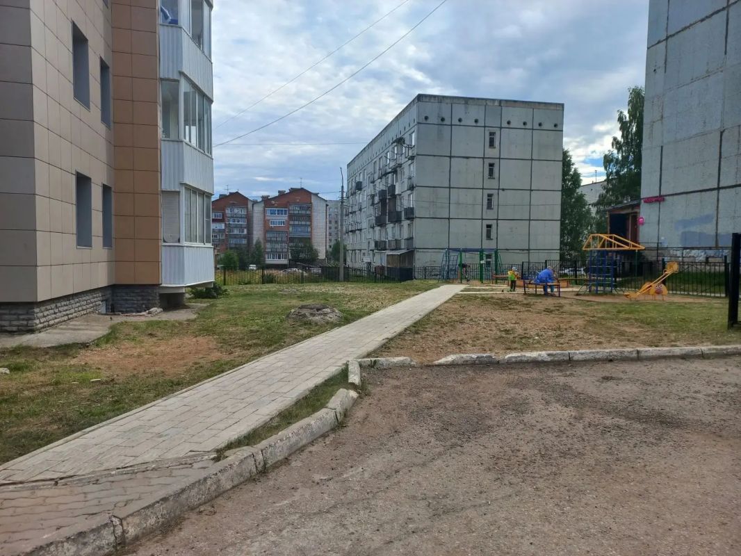В Сыктывкаре каждый день продолжается плановая работа по благоустройству В Сыктывкаре каждый день продолжается плановая работа по благоустройству