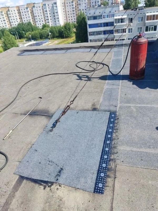 В Эжвинском районе предприятие "Жилкомхоз" проводит работы по локальному ремонту кровли В Эжвинском районе предприятие "Жилкомхоз" проводит работы по локальному ремонту кровли