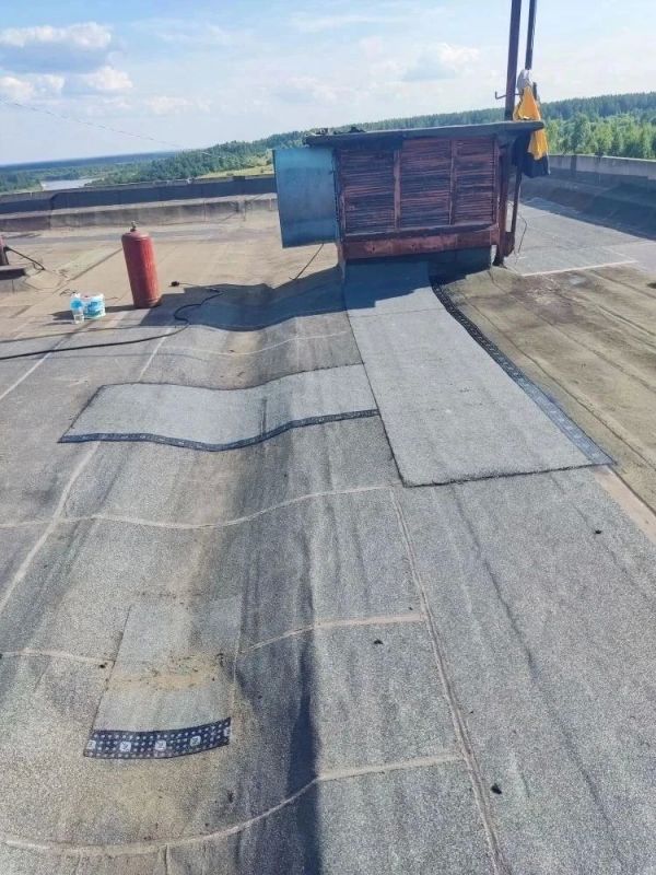 В Эжвинском районе предприятие "Жилкомхоз" проводит работы по локальному ремонту кровли В Эжвинском районе предприятие "Жилкомхоз" проводит работы по локальному ремонту кровли