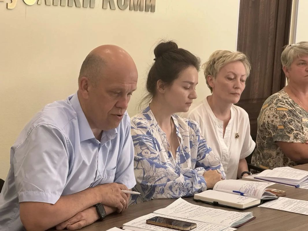 Министр экономического развития и промышленности Республики Коми Алексей Просужих провел совещание с представителями муниципальных образований Республики Коми Министр экономического развития и промышленности Республики Коми Алексей Просужих провел совещание с представителями муниципальных образований Республики Коми
