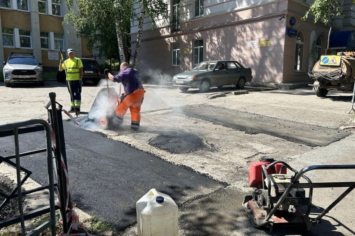 Максим Мартышин: Коммунальные будни: техника, газоны, порядок Максим Мартышин: Коммунальные будни: техника, газоны, порядок