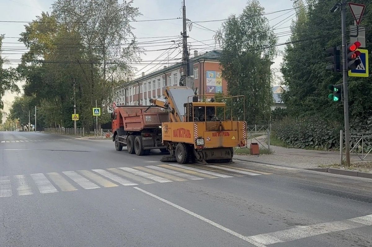 Максим Мартышин: Коммунальные будни: техника, газоны, порядок Максим Мартышин: Коммунальные будни: техника, газоны, порядок