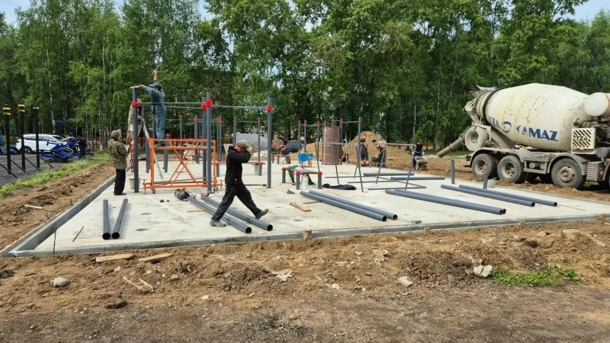В сыктывкарском Нижнем Чове, возле школы №11, возводится новая спортивная площадка
