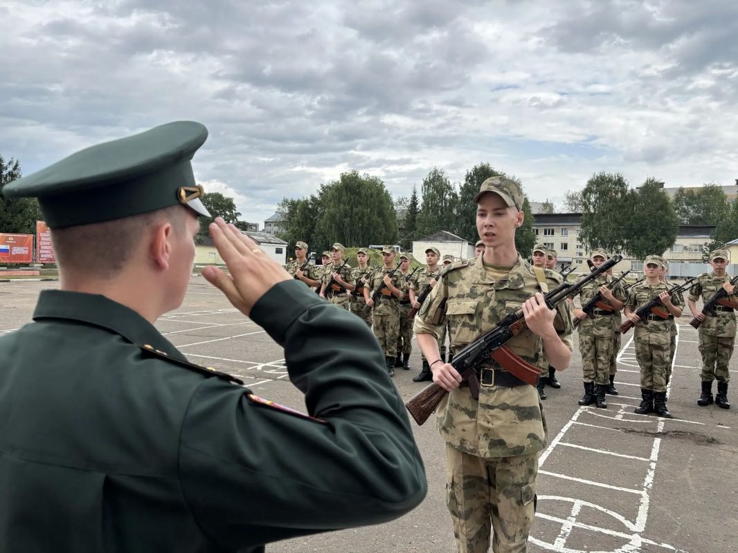Сегодня в Сыктывкаре состоялась торжественная церемония принятия Военной присяги военнослужащими по призыву Центра подготовки личного состава Северо-Западного округа Росгвардии, участие в которой приняли молодые люди из... Сегодня в Сыктывкаре состоялась торжественная церемония принятия Военной присяги военнослужащими по призыву Центра подготовки личного состава Северо-Западного округа Росгвардии, участие в которой приняли молодые люди из...
