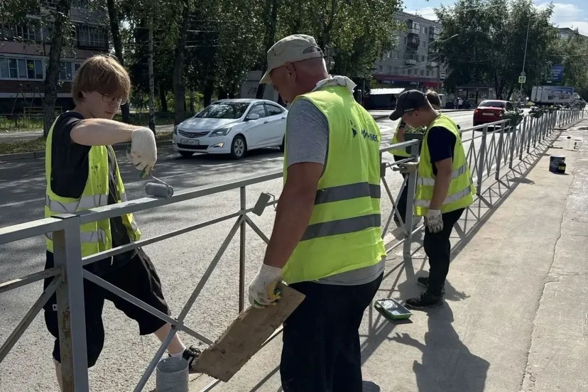 Максим Мартышин: Улица Мира в Эжве: цветы уже есть, теперь обновляют ограждения Максим Мартышин: Улица Мира в Эжве: цветы уже есть, теперь обновляют ограждения