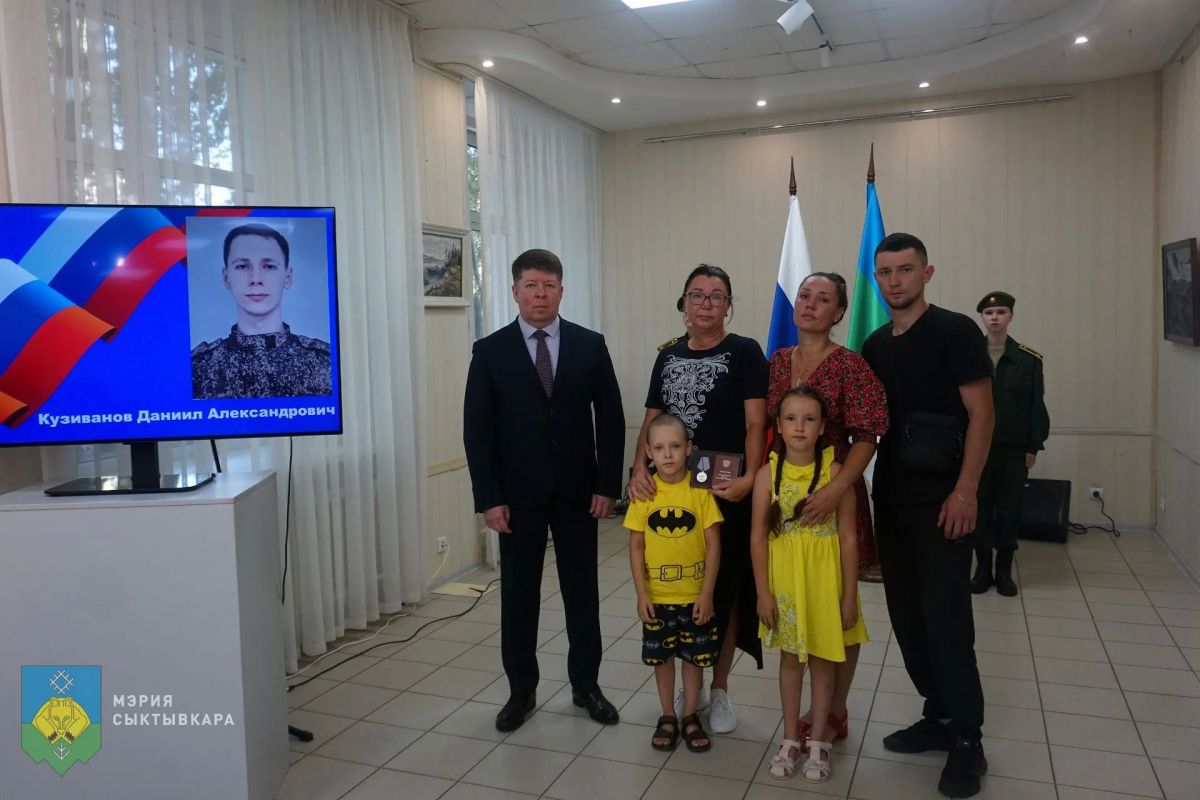 В Сыктывкаре прошла церемония передачи государственных наград семьям героев, погибших в ходе специальной военной операции В Сыктывкаре прошла церемония передачи государственных наград семьям героев, погибших в ходе специальной военной операции