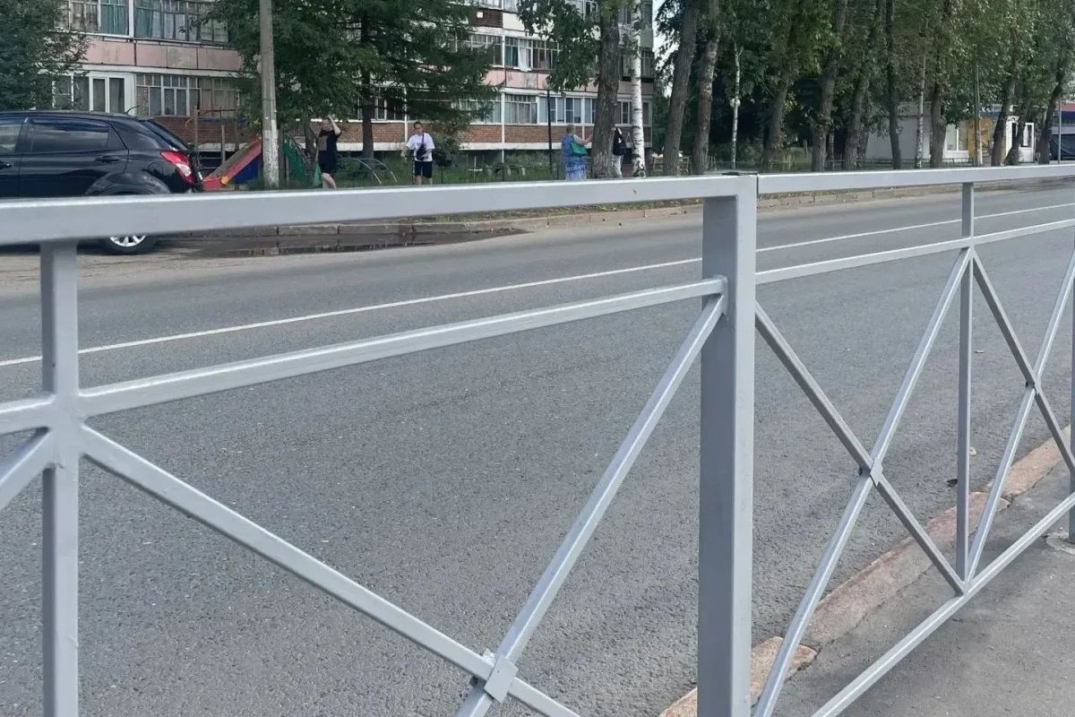 Максим Мартышин: Улица Мира в Эжве: цветы уже есть, теперь обновляют ограждения Максим Мартышин: Улица Мира в Эжве: цветы уже есть, теперь обновляют ограждения