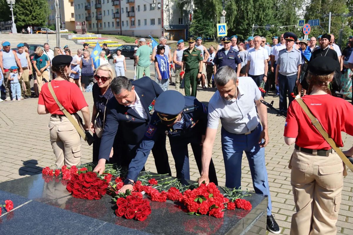 Максим Мартышин: Сегодня, в День Воздушно-десантных войск почтили память героев Максим Мартышин: Сегодня, в День Воздушно-десантных войск почтили память героев