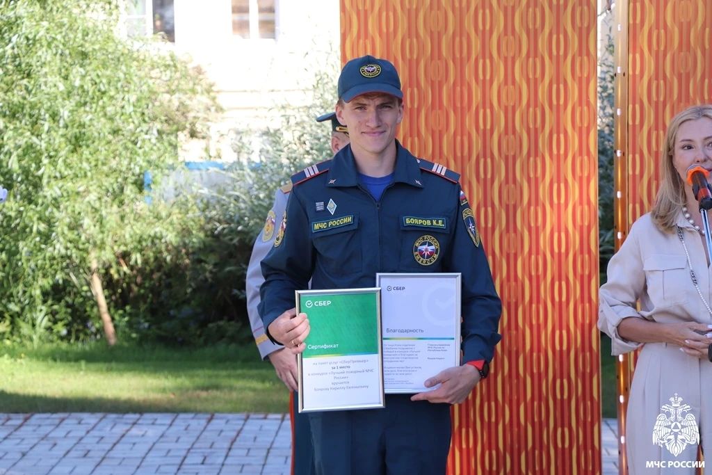 Настоящие профессионалы!. В сквере пожарных и спасателей прошла торжественная церемония чествования отличившихся сотрудников Главного управления МЧС России по Республике Коми Настоящие профессионалы!. В сквере пожарных и спасателей прошла торжественная церемония чествования отличившихся сотрудников Главного управления МЧС России по Республике Коми