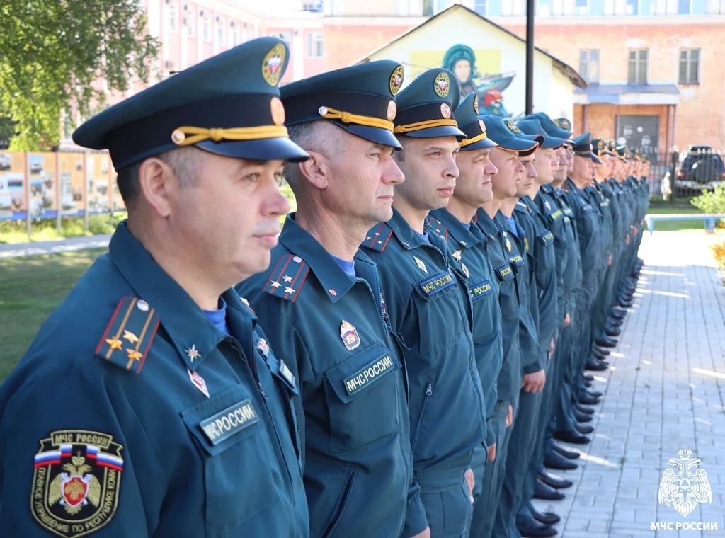 Настоящие профессионалы!. В сквере пожарных и спасателей прошла торжественная церемония чествования отличившихся сотрудников Главного управления МЧС России по Республике Коми Настоящие профессионалы!. В сквере пожарных и спасателей прошла торжественная церемония чествования отличившихся сотрудников Главного управления МЧС России по Республике Коми
